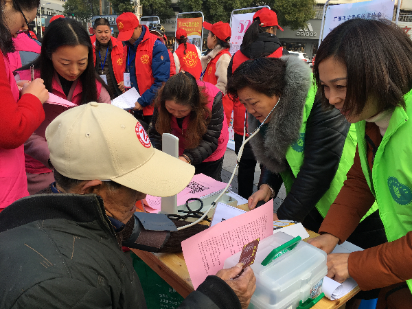 12.5日 志愿者在夫子庙广场为市民测量血压.JPG