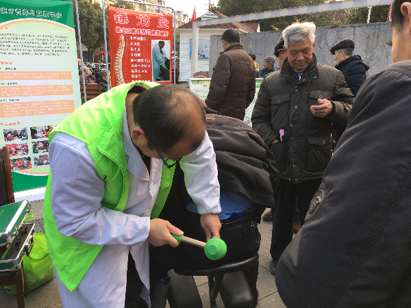12.5日志愿者在夫子庙广场为市民检查身体.JPG