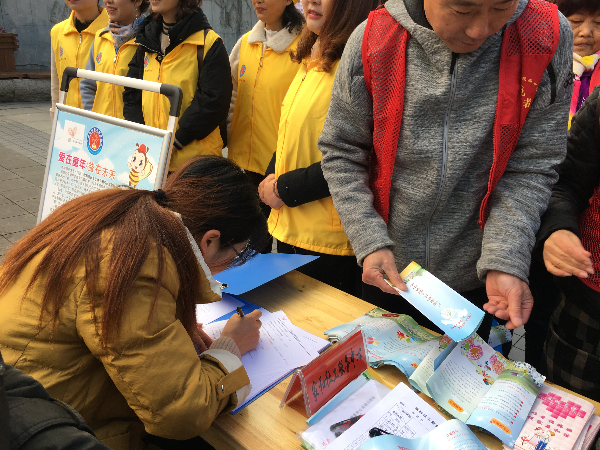 12.5日家和社工在夫子庙广场现场招募志愿者.JPG 12.5日家和社工在夫子庙广场现场招募志愿者.JPG