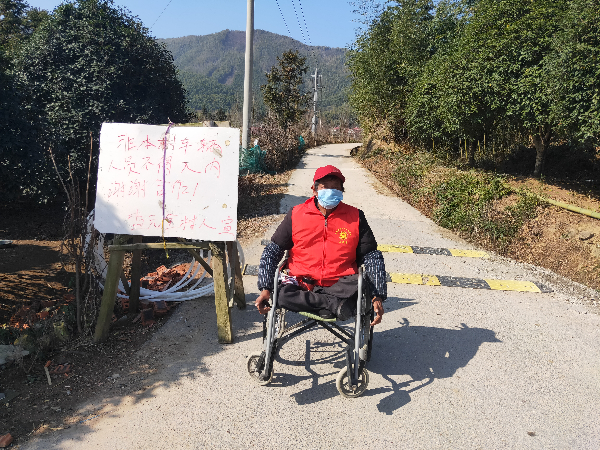 张定成在查园路口开展抗疫志愿服务 (3).jpg 张定成在查园路口开展抗疫志愿服务 (3).jpg