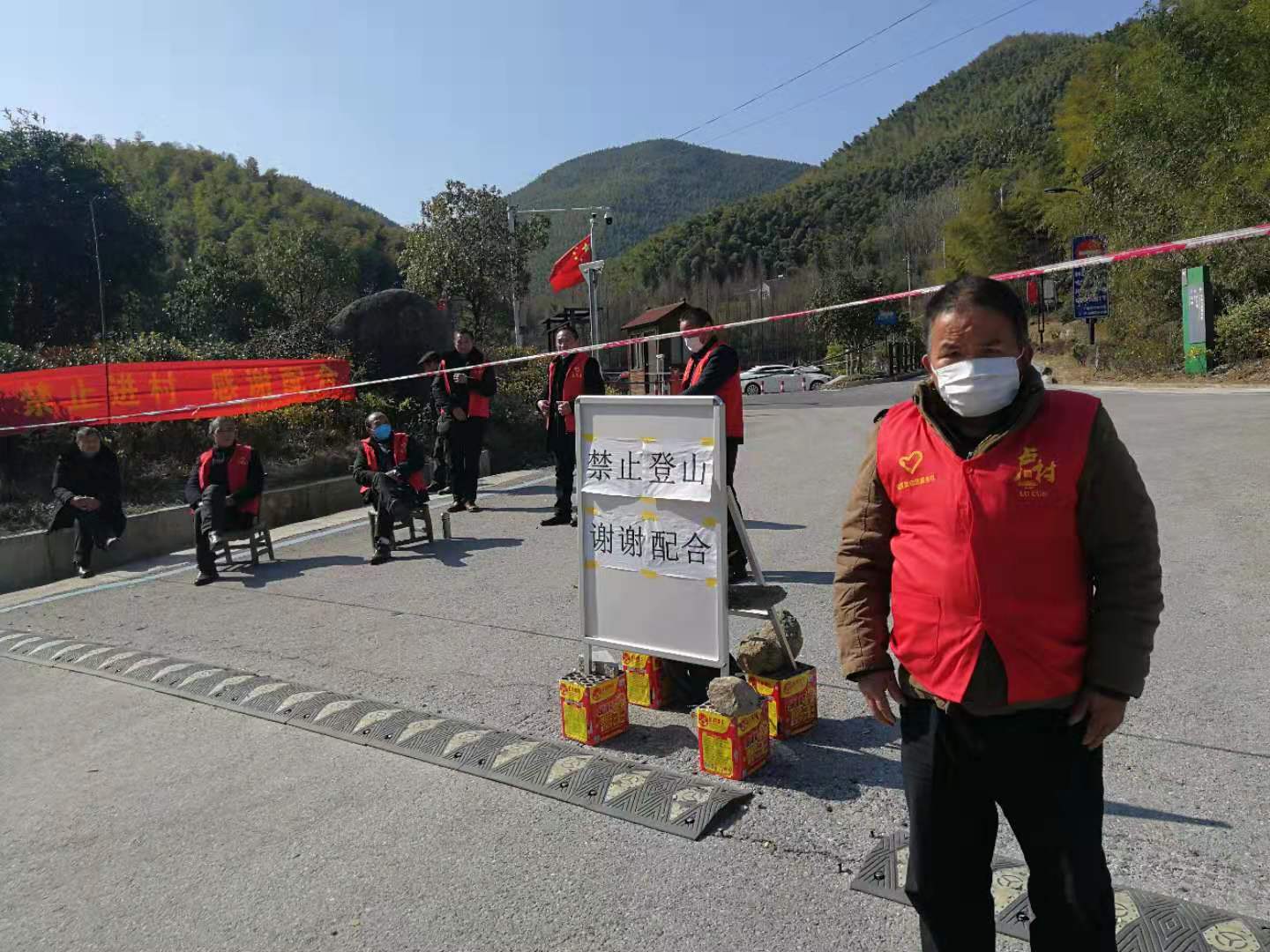 李荣富在笄山景区开展劝返志愿服务 (2).jpg 李荣富在笄山景区开展劝返志愿服务 (2).jpg