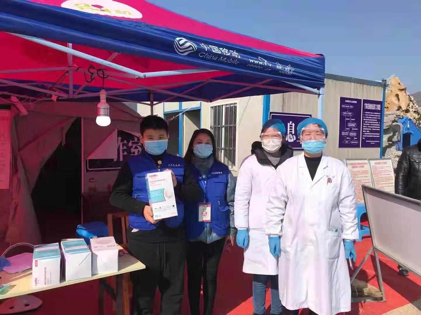 王子裕在母亲张锁琴的陪同下向10省道卡口工作人员捐赠口罩.jpg 王子裕在母亲张锁琴的陪同下向10省道卡口工作人员捐赠口罩.jpg