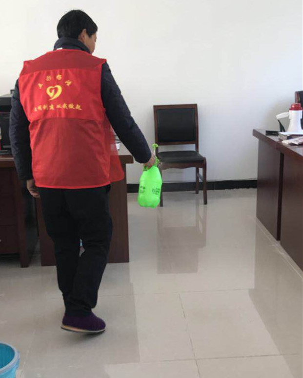 赵保前为村委会消毒.jpg 赵保前为村委会消毒.jpg