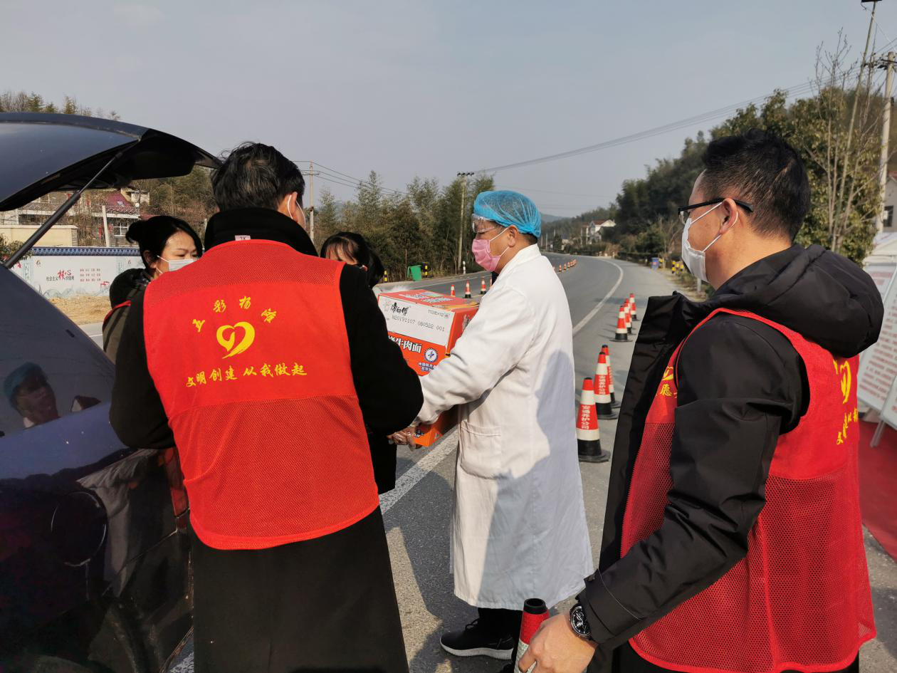 广德好人汪运国带领相邻相亲理事到镇村卡点值守处捐赠物资.png 广德好人汪运国带领相邻相亲理事到镇村卡点值守处捐赠物资.png