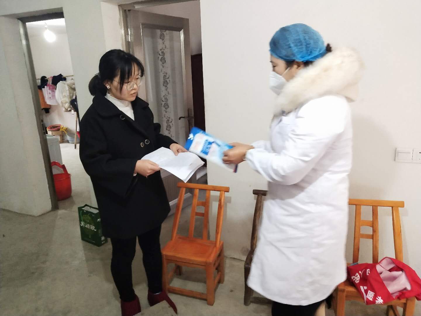 发放宣传资料.jpg 发放宣传资料.jpg