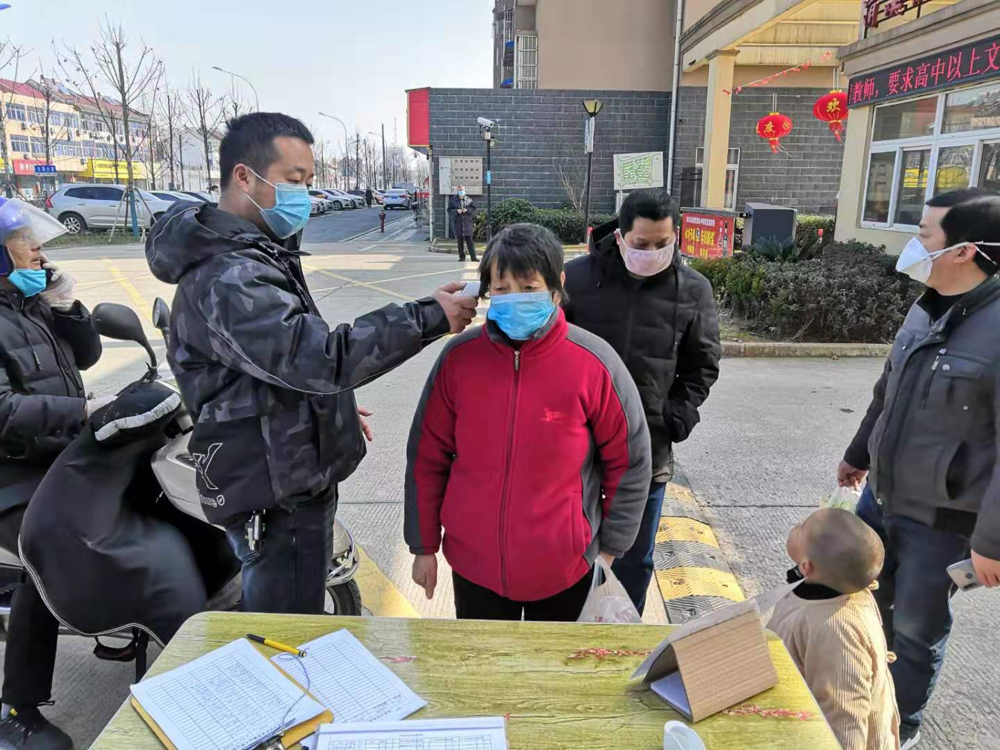 西关小区志愿者测量体温.jpg 西关小区志愿者测量体温.jpg