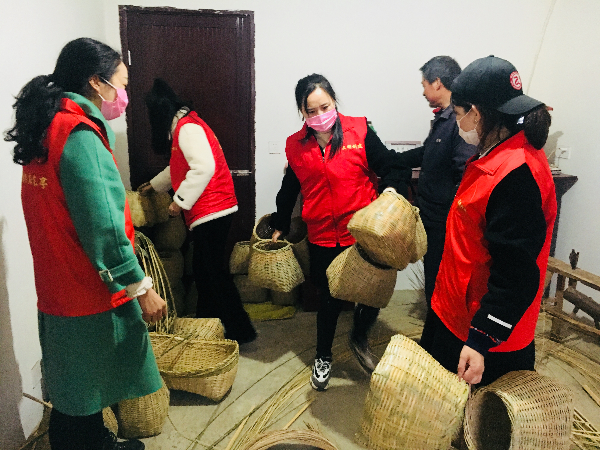 志愿者运送茶篓1.jpg