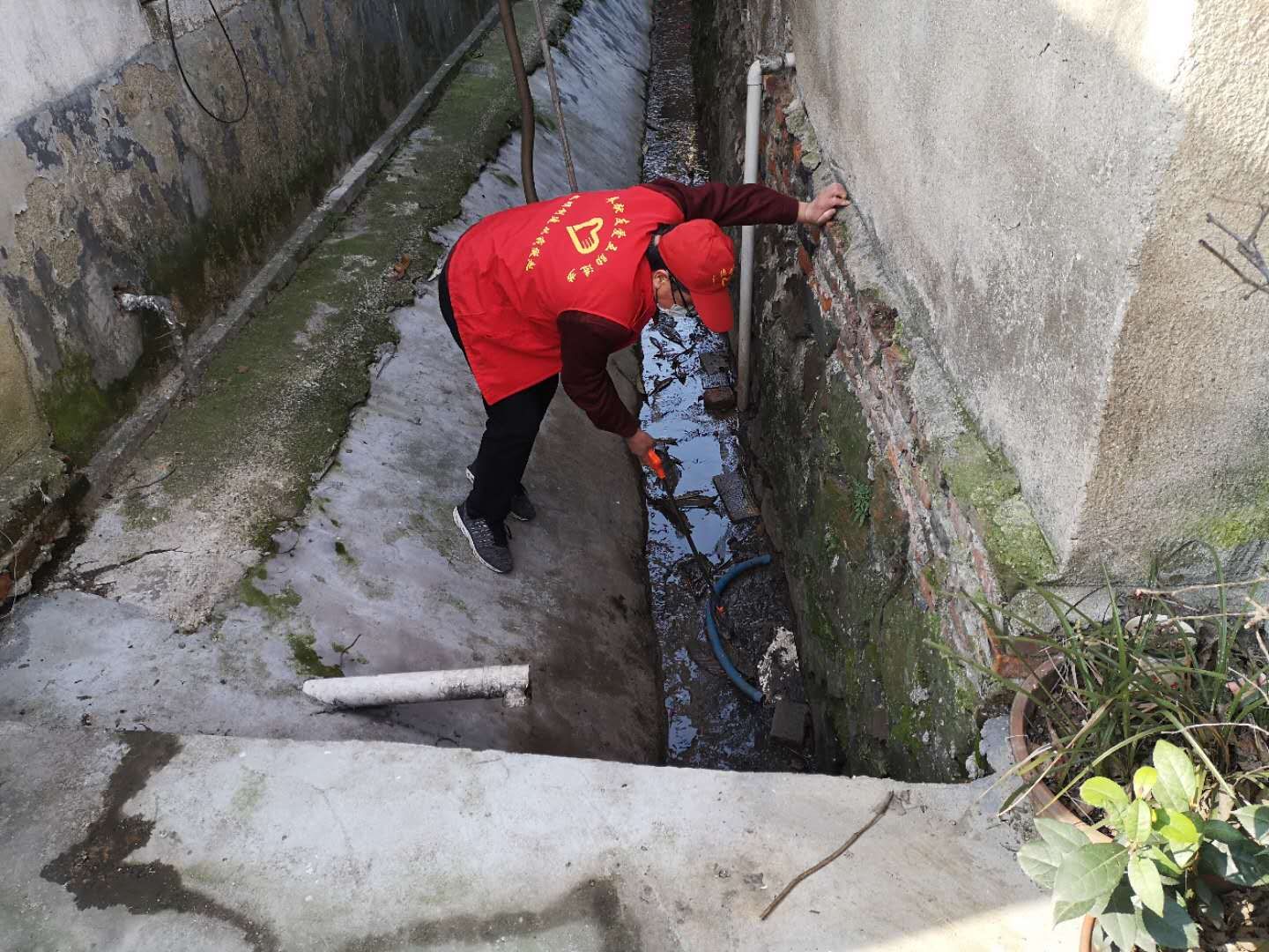 升平社区二网格清理水沟垃圾.jpg