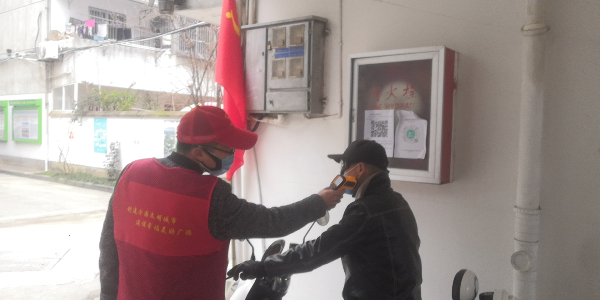 桃苑小区卡扣给居民测体温.jpg