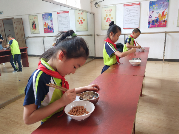 夹豆子比赛.jpg