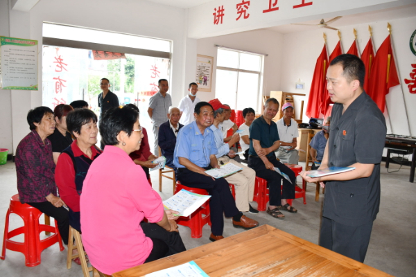 原图2 法官为老人答疑解惑_看图王.jpg 原图2 法官为老人答疑解惑_看图王.jpg